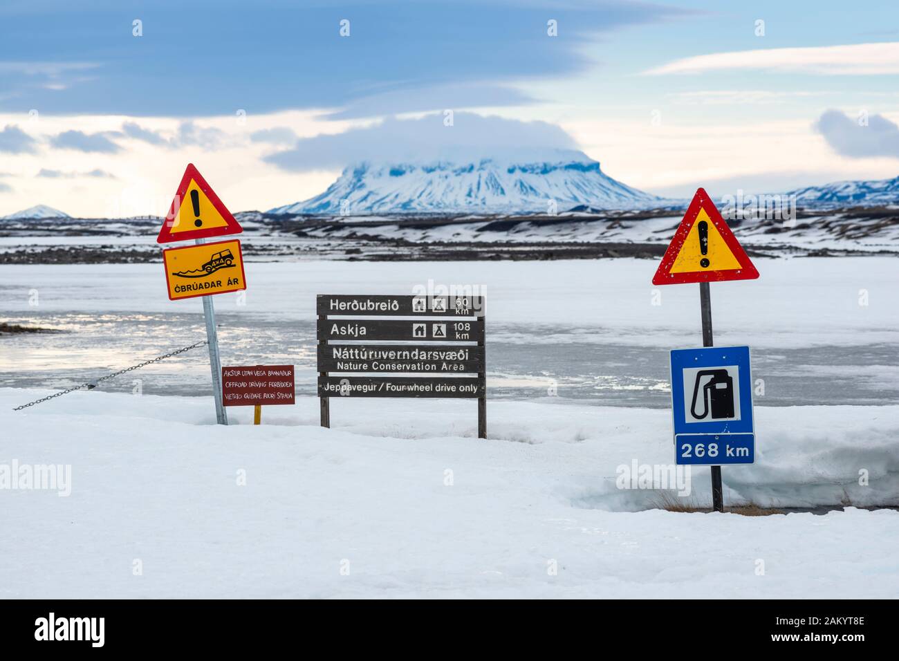 Pista di fuoristrada al vulcano Askja e mt Herdubreid, inverno, pista chiusa, segnaletica, solo 4x4, Islanda settentrionale, Islanda Foto Stock