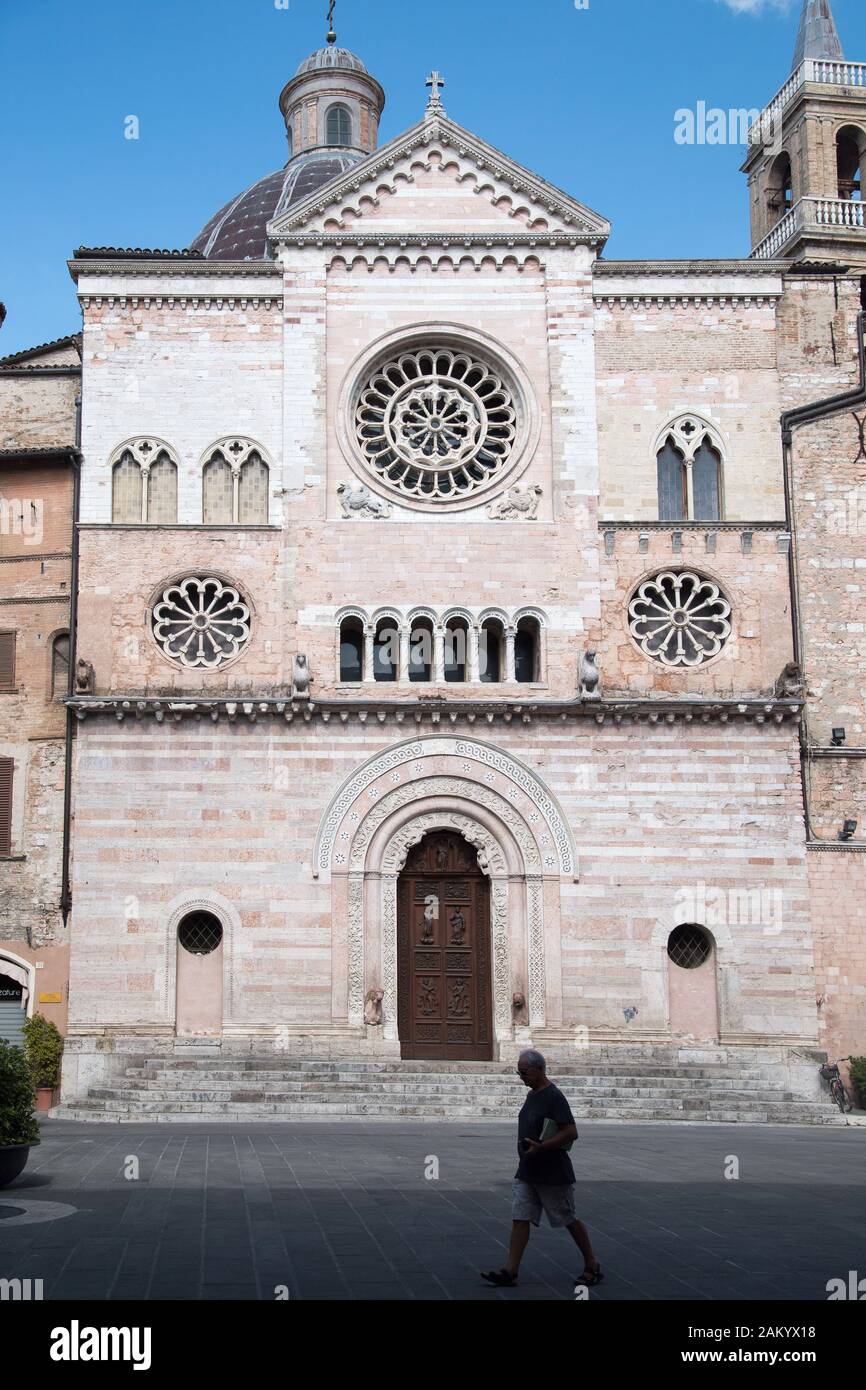 Basilica romanica cattedrale di San Feliciano (San Feliciano Cattedrale) sulla Piazza della Repubblica nel centro storico di Foligno in Umbria, Italia. Ago Foto Stock