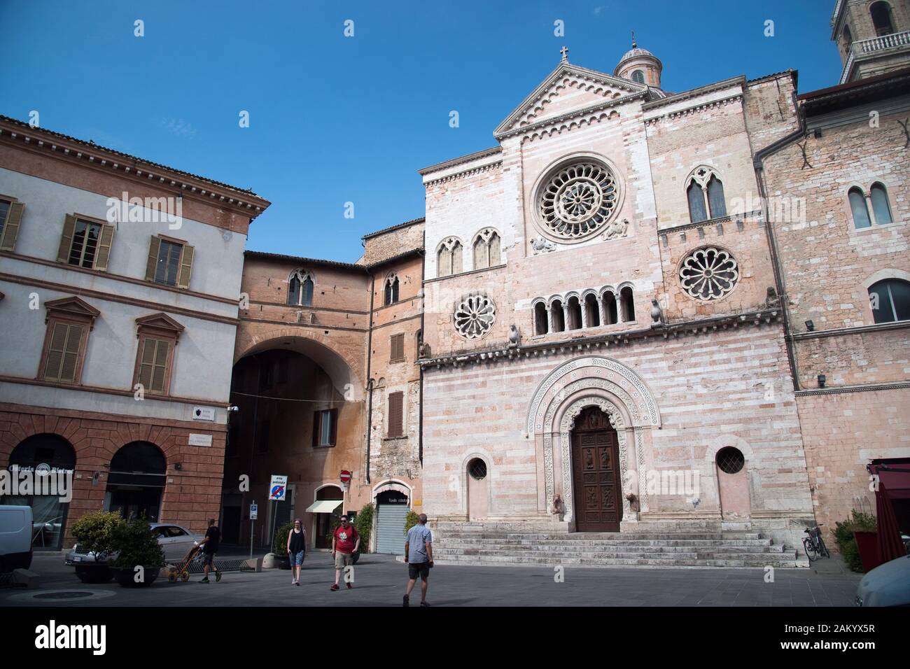 Palazzo Trinci e la romanica Basilica Cattedrale di San Feliciano (San Feliciano Cattedrale) sulla Piazza della Repubblica nel centro storico di Foligno, Foto Stock