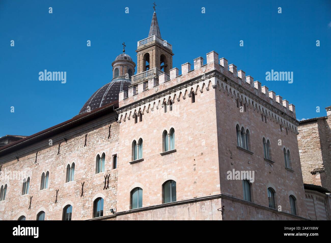 Palazzo delle canoniche e la romanica Basilica Cattedrale di San Feliciano (San Feliciano Cattedrale) sulla Piazza della Repubblica nel centro storico di Foto Stock