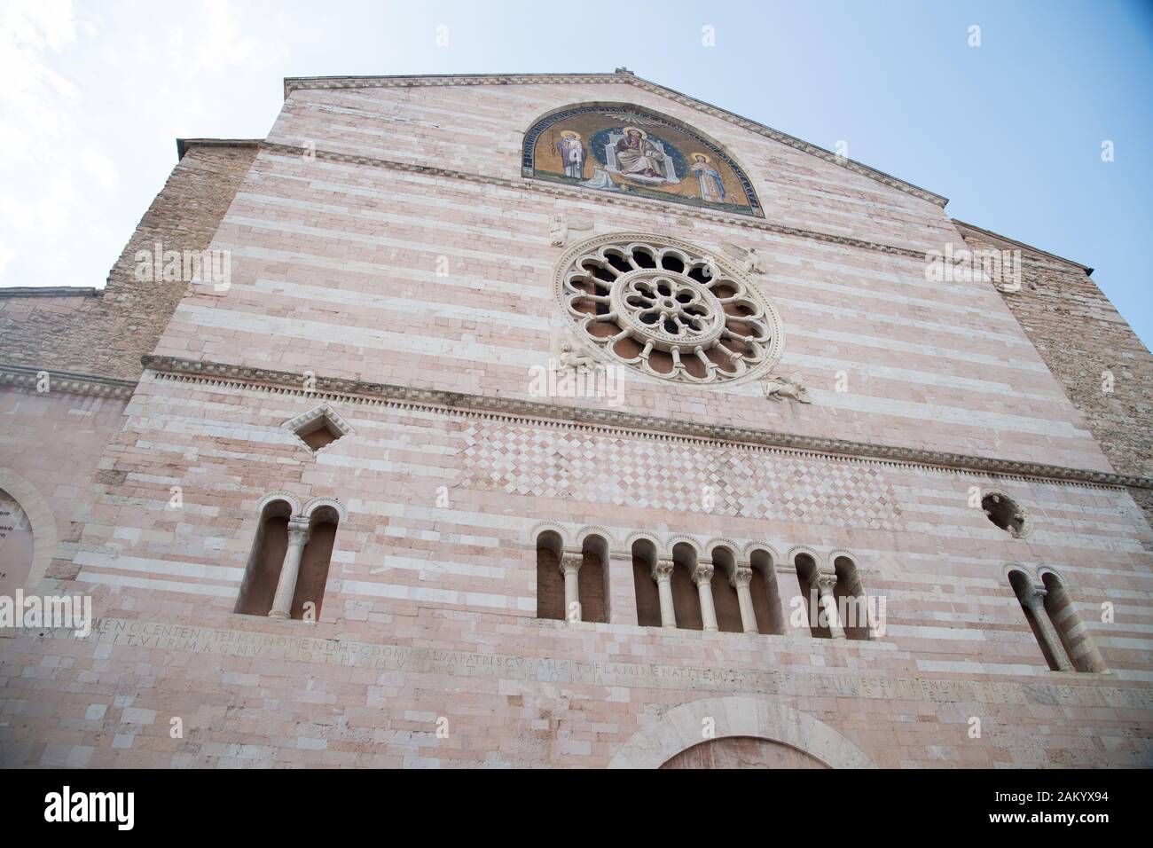 Basilica romanica cattedrale di San Feliciano (San Feliciano Cattedrale) sulla Piazza della Repubblica nel centro storico di Foligno in Umbria, Italia. Ago Foto Stock