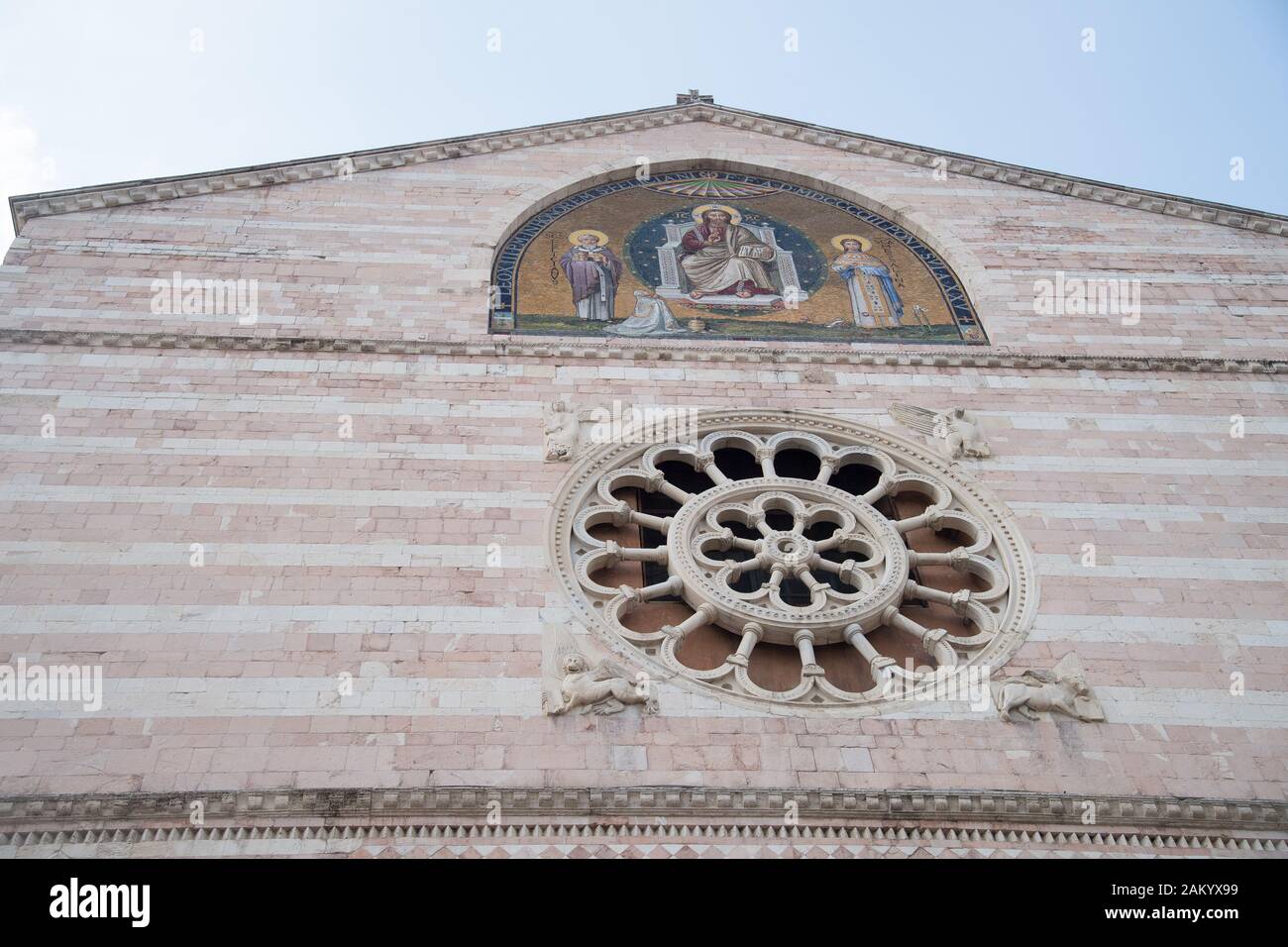 Basilica romanica cattedrale di San Feliciano (San Feliciano Cattedrale) sulla Piazza della Repubblica nel centro storico di Foligno in Umbria, Italia. Ago Foto Stock