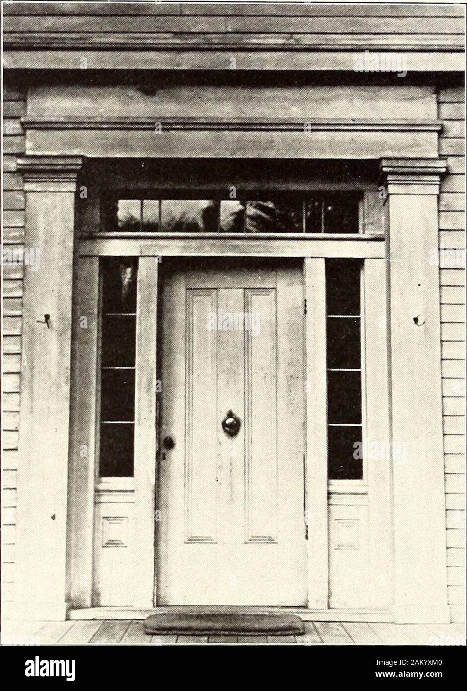 Architettura interna delle colonie americane e della prima repubblica . La figura 179. Porta del Gore houseCourtesy di Miss N. D. Tupper il periodo di Franklin Crescent e Sansoms edifici; e, sotto un portico, onnot poche case di campagna come la casa di legno e Uppsala, sia iniziata nel 1798. Sullato altro non era raro, anche senza un portico, per una tripla archeddoorway per avere un archivolto solo, come nella casa di Bingham, George leggere II 219 AMERICAN architettura domestica house di Newcastle, e la casa di gore, o semplicemente per essere collocato uno riempimento di thebays di un poco profondo arcade, un Foto Stock