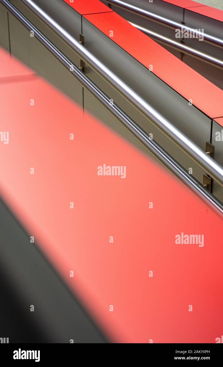 Disabilitare il percorso astratto di close-up di architettura moderna con banda rossa e ringhiere in acciaio. Foto Stock