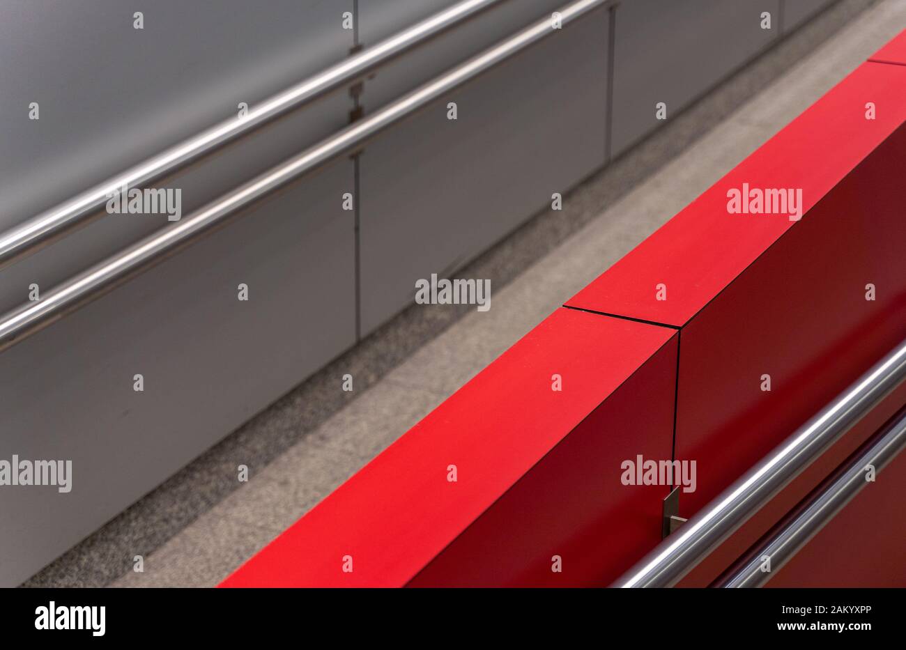 Disabilitare il percorso astratto di close-up di architettura moderna con banda rossa e ringhiere in acciaio. Foto Stock
