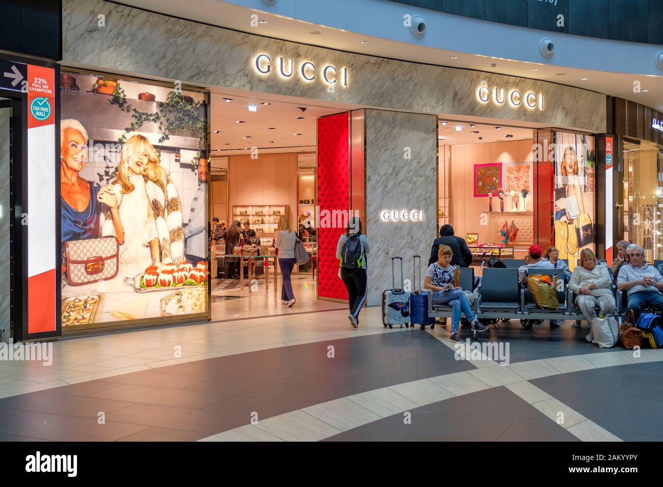 Terminal dell'aeroporto, negozio Gucci presso la sala partenze dell'aeroporto di Roma Fiumicino, Roma, Italia Foto Stock