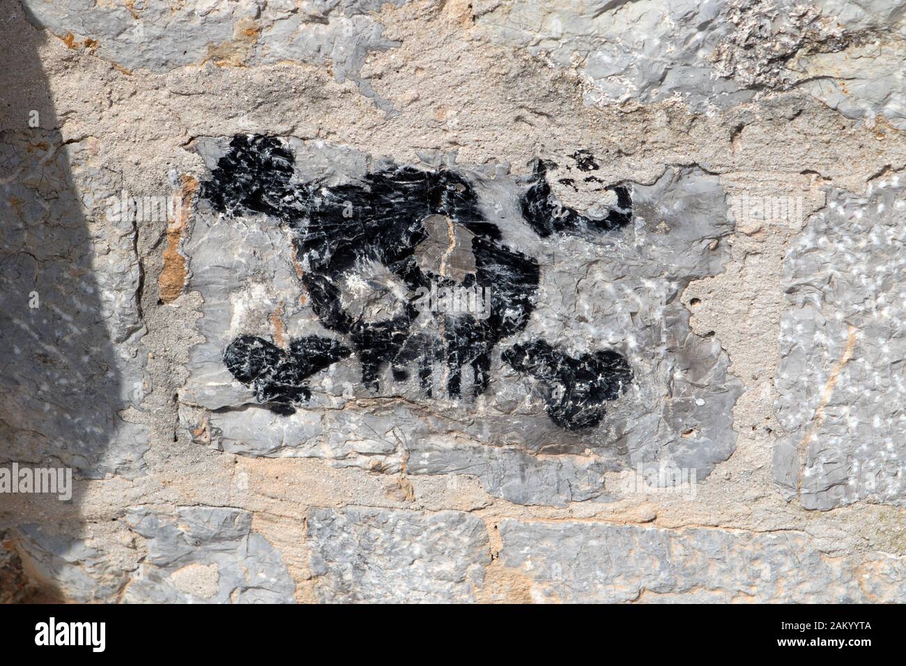 Graffiti cranio e crossone su un muro di pietra a Eivissa (Ibiza Città Vecchia), Ibiza, Isole Baleari Foto Stock
