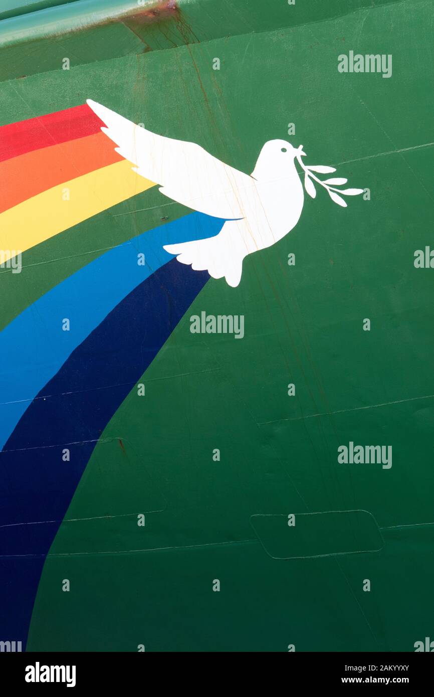 Logo Greenpeace e arcobaleno sullo scafo di una barca nel porto di Eivissa, Ibiza, Isole Baleari Foto Stock