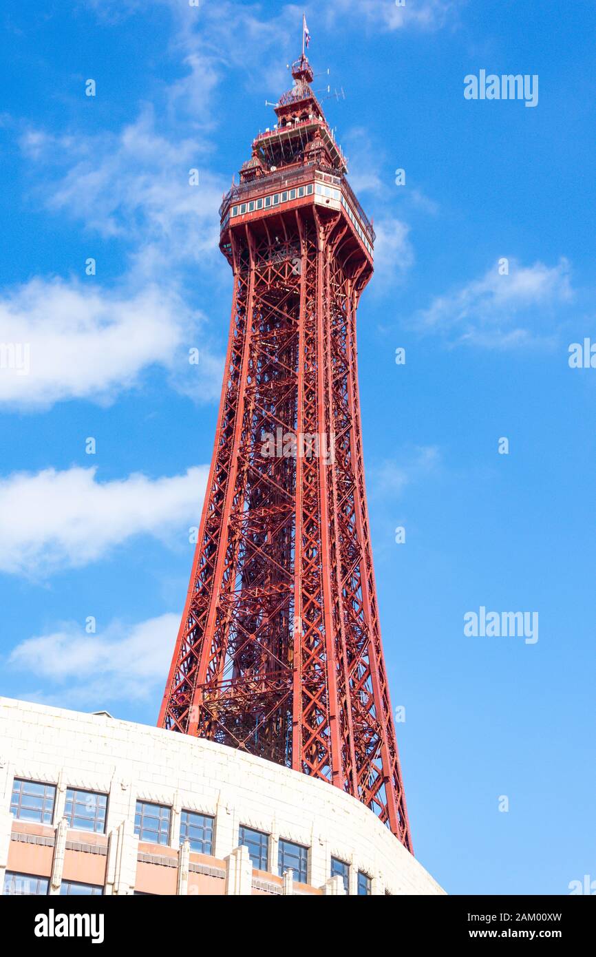 La Blackpool Tower Da Ocean Boulevard, Blackpool, Lancashire, Inghilterra, Regno Unito Foto Stock