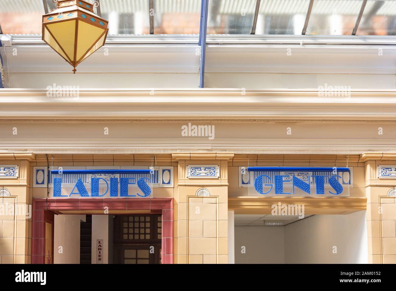 Art Deco Segni Di Gabinetto Signore E Signori, Winter Gardens, Blackpool, Lancashire, Inghilterra, Regno Unito Foto Stock