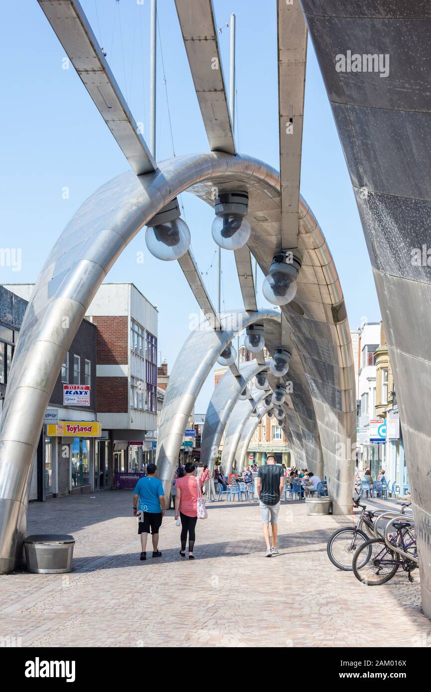 Sculture in metallo su Birley Street, Blackpool, Lancashire, Inghilterra, Regno Unito Foto Stock