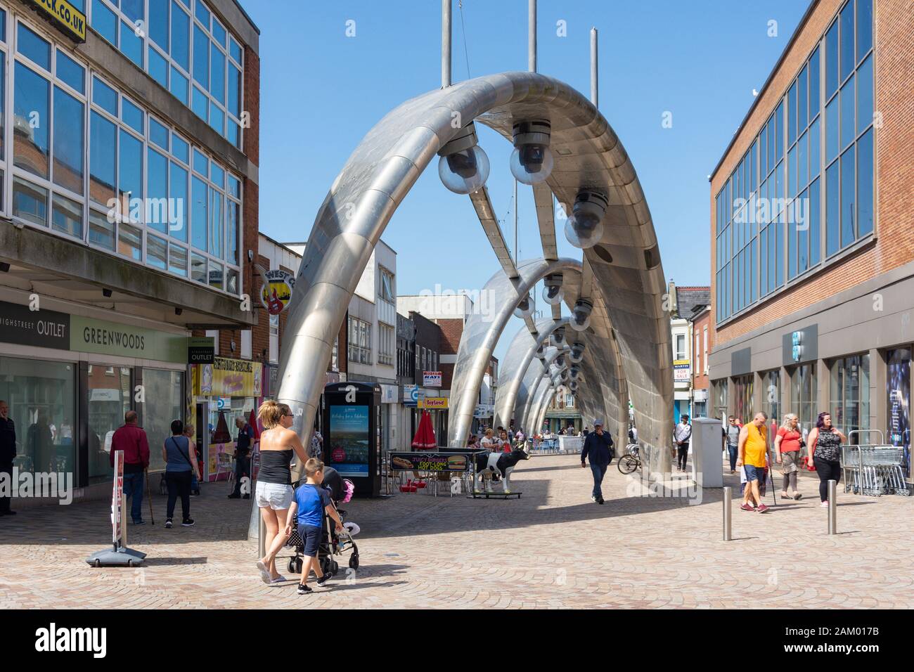 Sculture in metallo su Birley Street, Blackpool, Lancashire, Inghilterra, Regno Unito Foto Stock