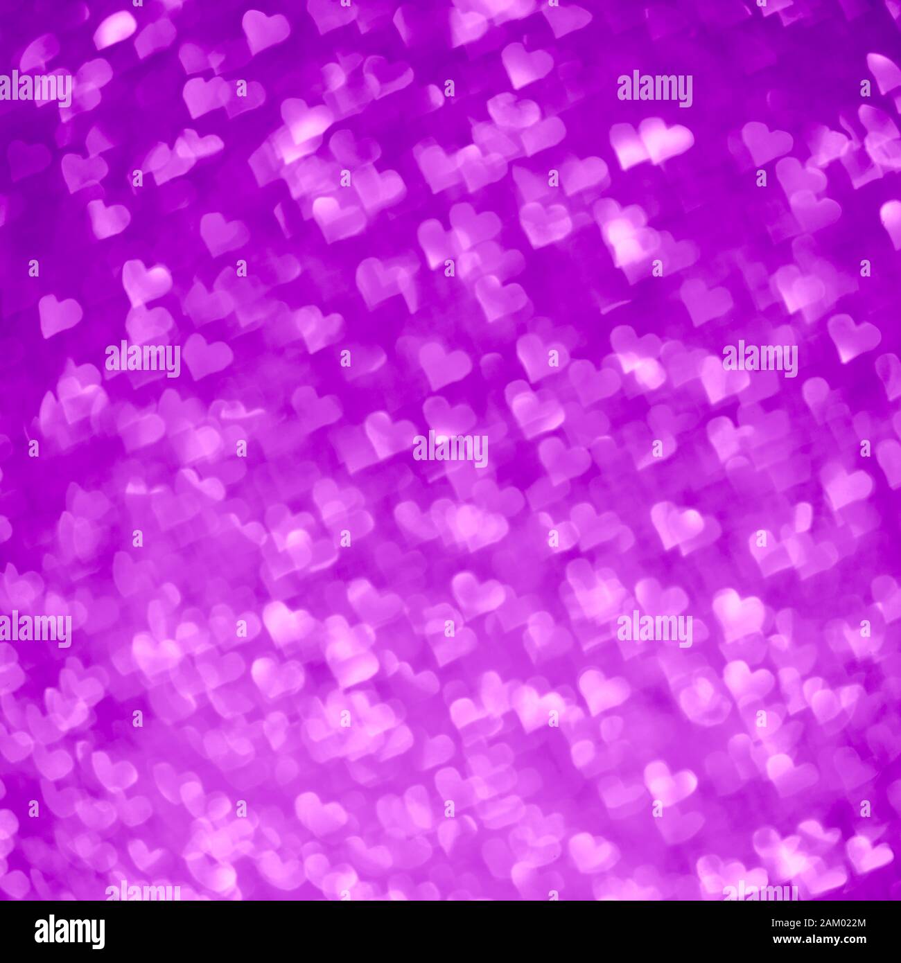 Luce astratta, motivo bokeh viola nella forma del cuore. Concetto di giorno o di vacanza St Valentides, immagine di sfondo. Foto Stock