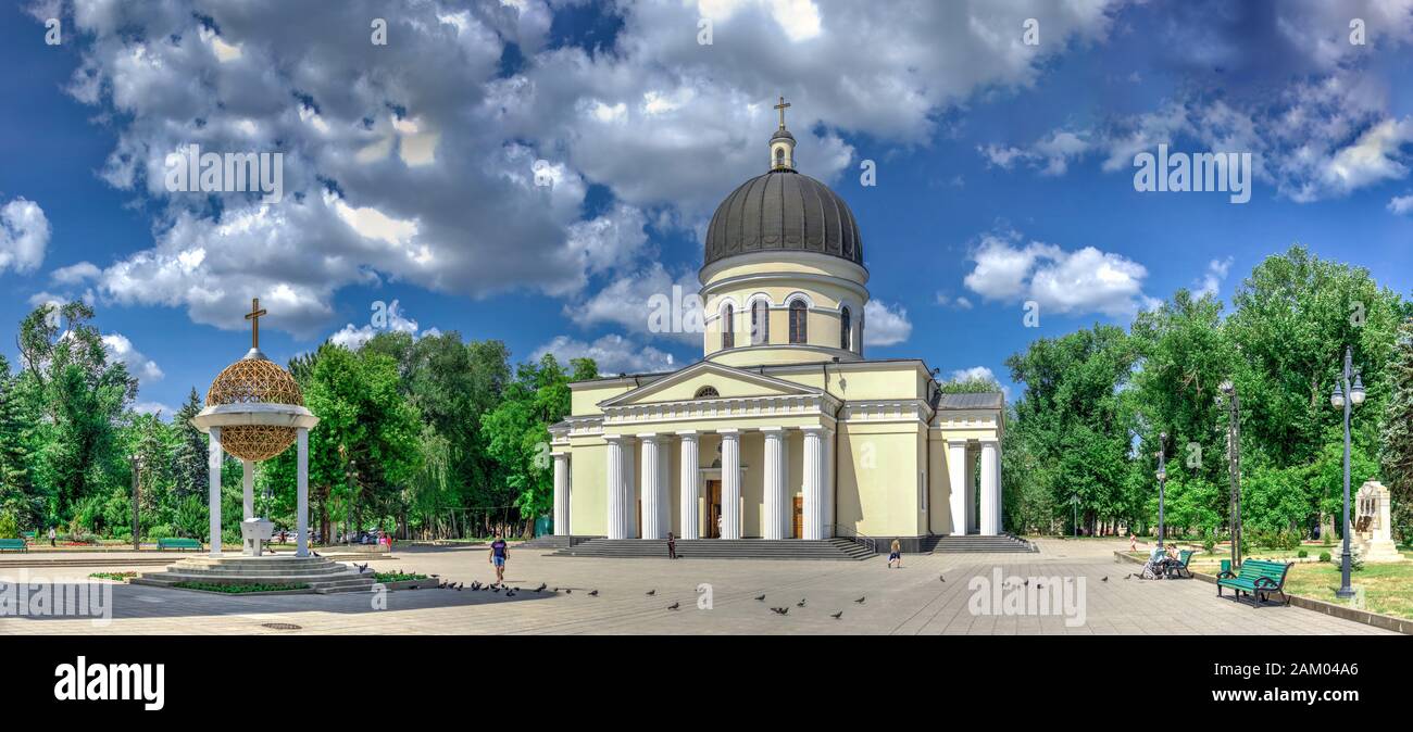 Chisinau in Moldova - 06.28.2019. Cattedrale della Natività nella cattedrale di Chisinau Park, Moldavia, su una soleggiata giornata estiva Foto Stock