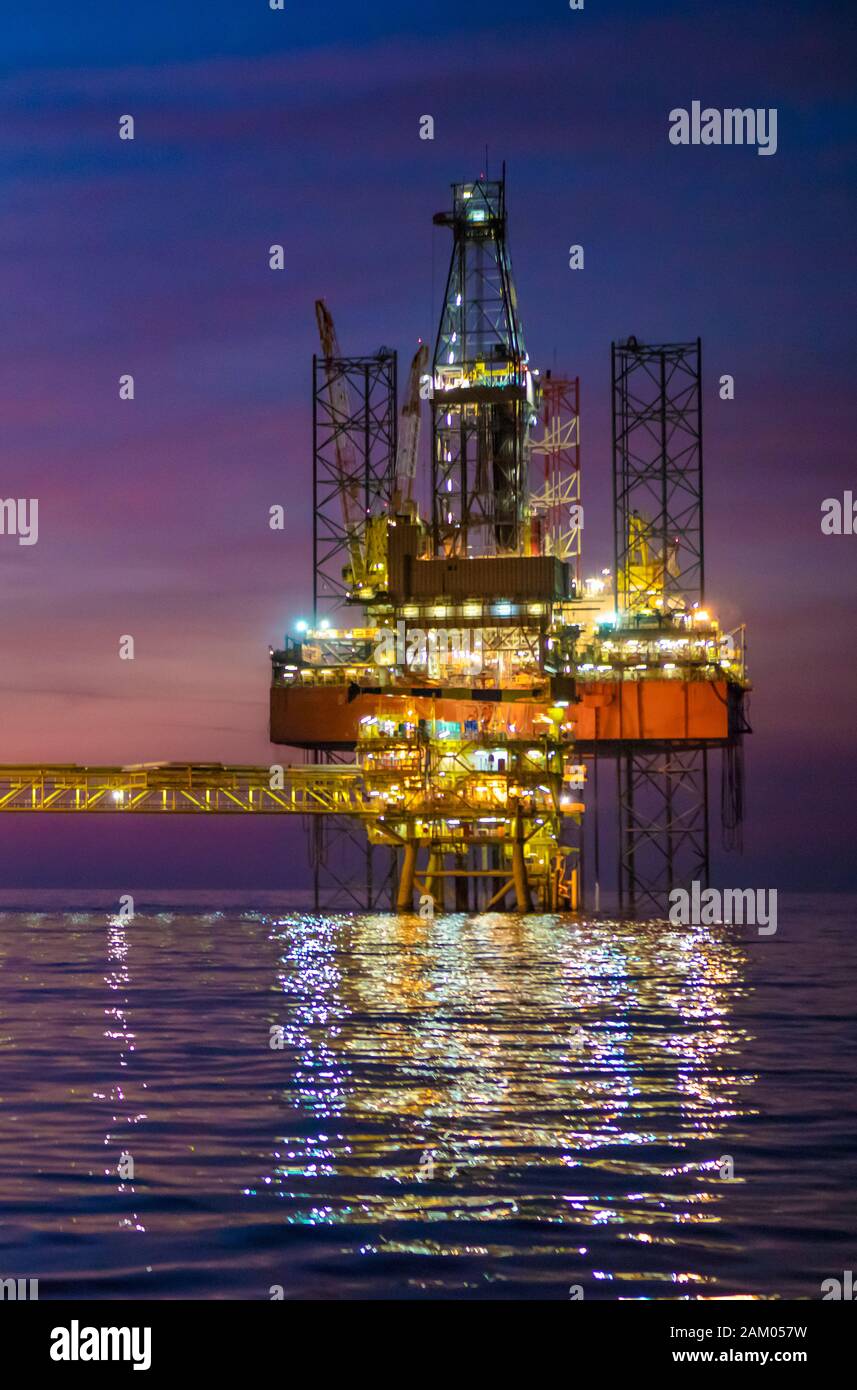 Carro di perforazione offshore durante il crepuscolo Foto Stock