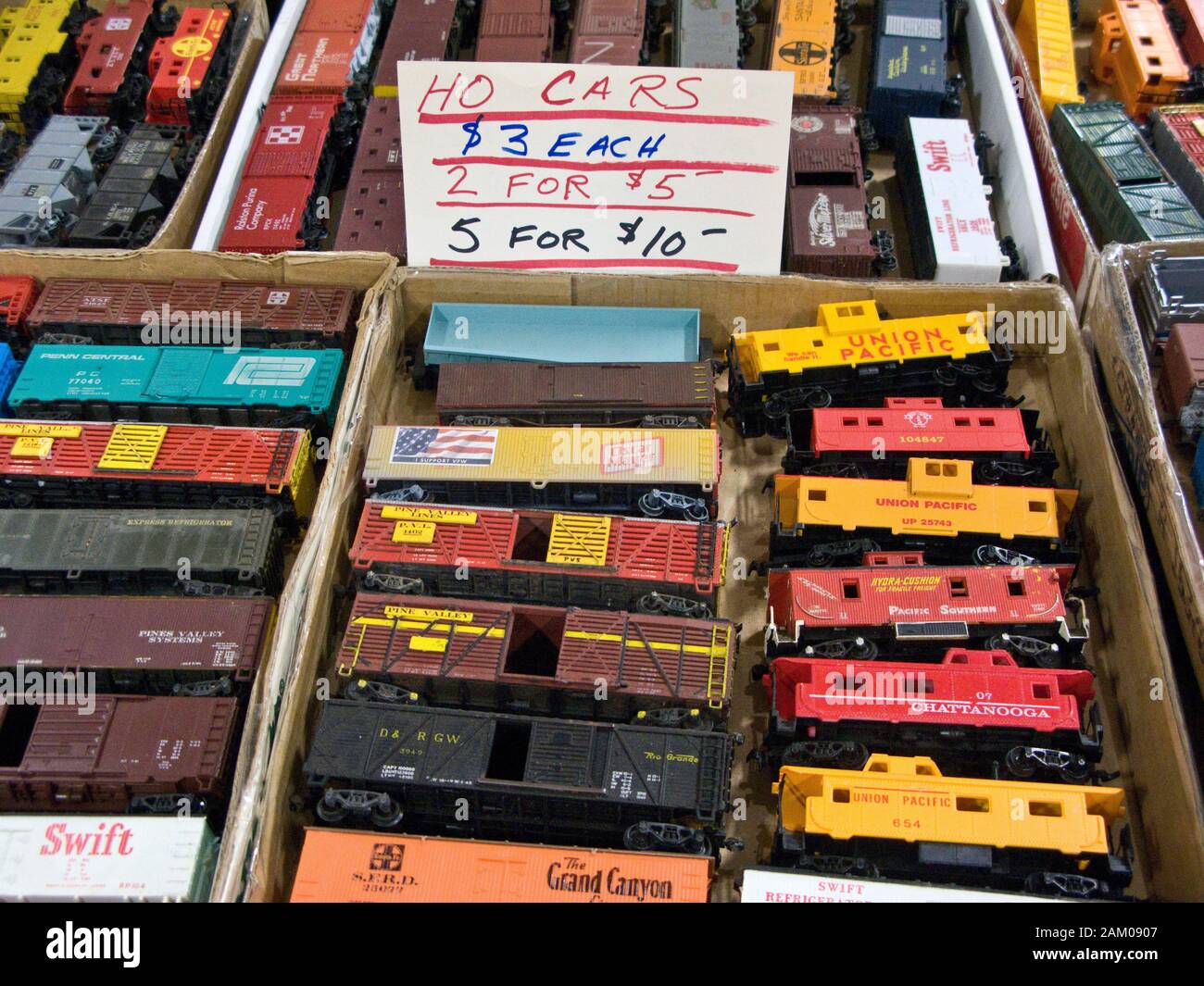 HO assortiti manometro treni per la vendita a un treno mostra Foto Stock