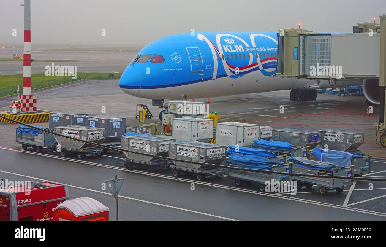 AMSTERDAM, Paesi Bassi - 2 JAN 2020- vista di un aereo blu dalla compagnia aerea olandese KLM all'Aeroporto di Amsterdam Schiphol (AMS), uno dei più trafficati in Foto Stock