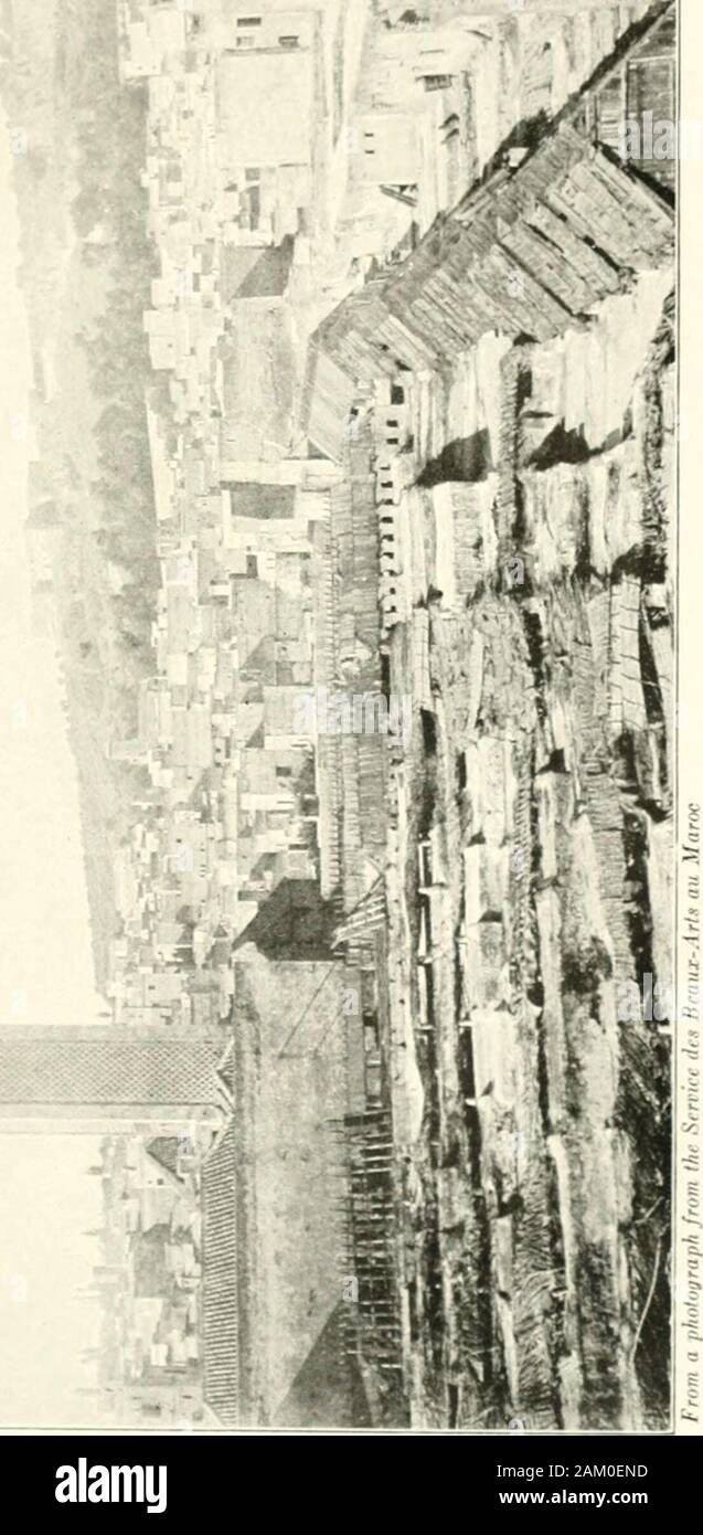 In Marocco . grainbaskets da Moulay Idriss, pugnali da theSouss, e qualunque sia la mercanzia europeo la nativemarkets consumano. Guarda sul piano di Fez,presso lo spazio coperto dal bazar; uno breaststhe sciami che si riversano attraverso di loro da alba todusk-e uno rimane perplesso, deluso.Essi sono meno Oriental di uno aveva previsto, ifOriental indica il colore e allegria. A volte, in occasione, significa che: come, per esempio, quando una processione passa thegifts cuscinetto per un matrimonio ebraico. La folla grigio makesway per un gruppo di musicisti in brillante caftans,e a seguito di loro viene una lunga Foto Stock