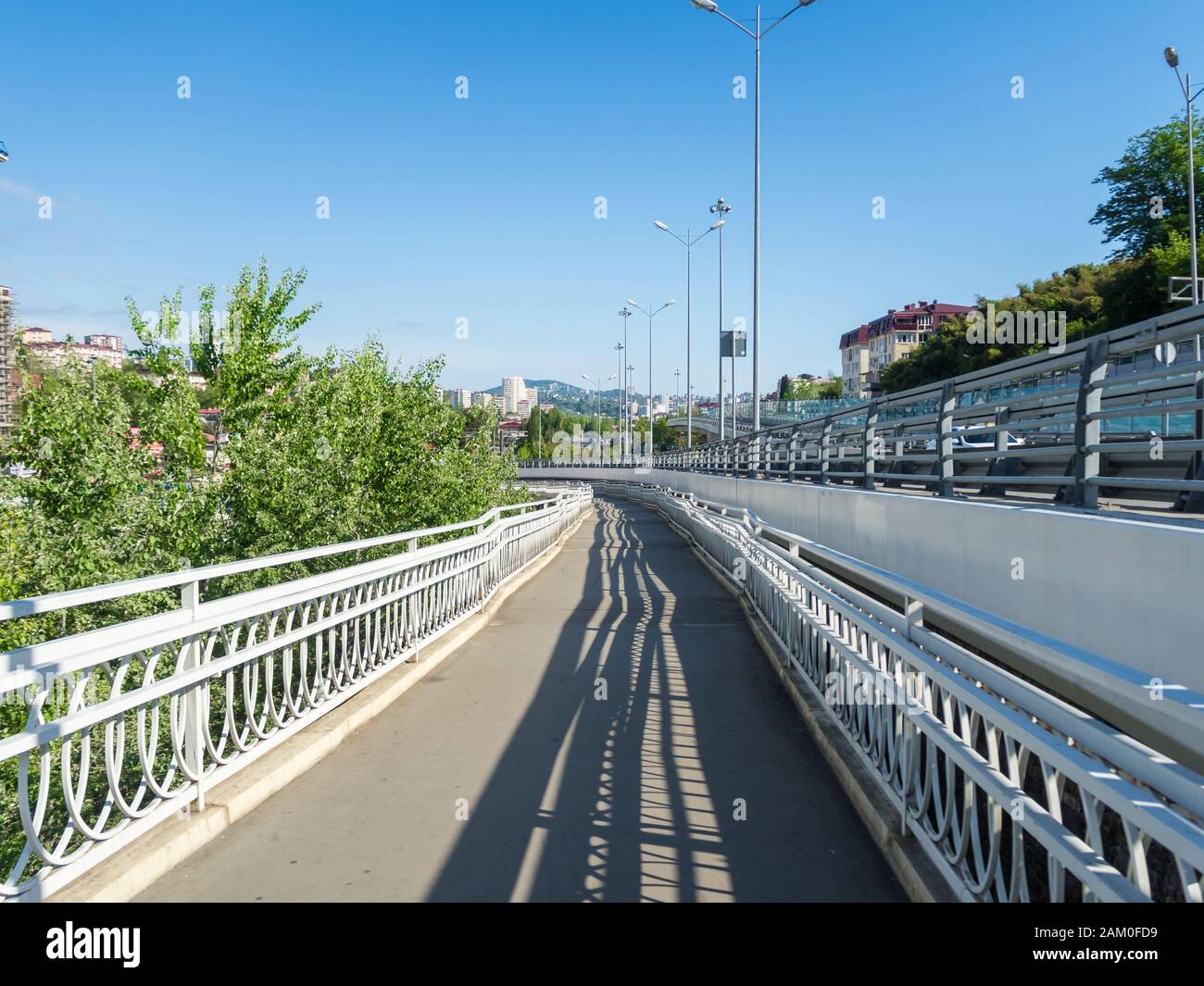 Belle ombre dalle recinzioni sulla strada Donskaya Sochi 05.12.2019 Foto Stock