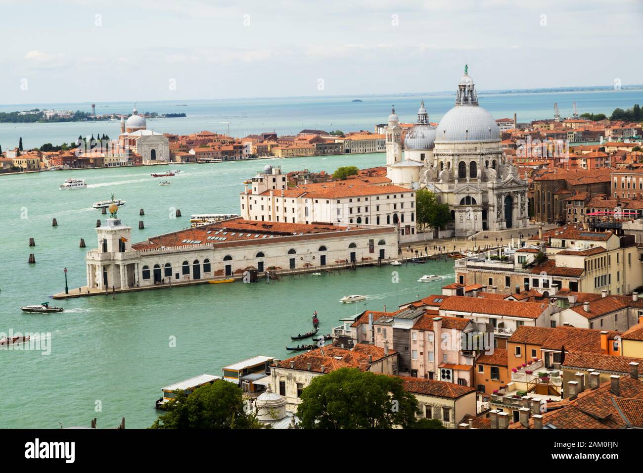 Basilica di Santa Maria della Salute e sui tetti di Venezia Italia Foto Stock