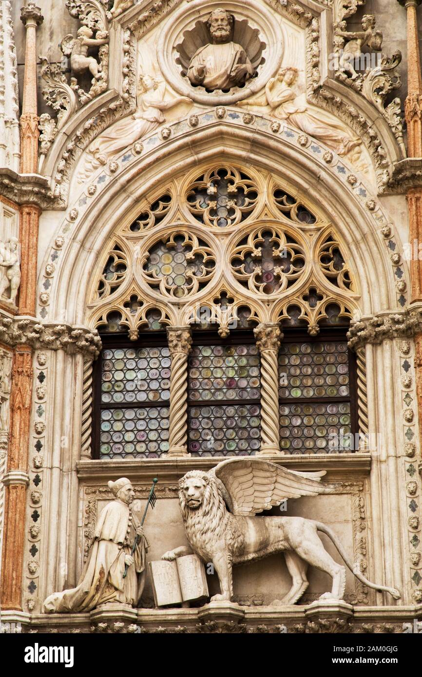La Porta della Carta con la sua statua del Doge Foscari e il leone di San Marco è l'ingresso alla corte del Palazzo Ducale di Venezia Italia Foto Stock