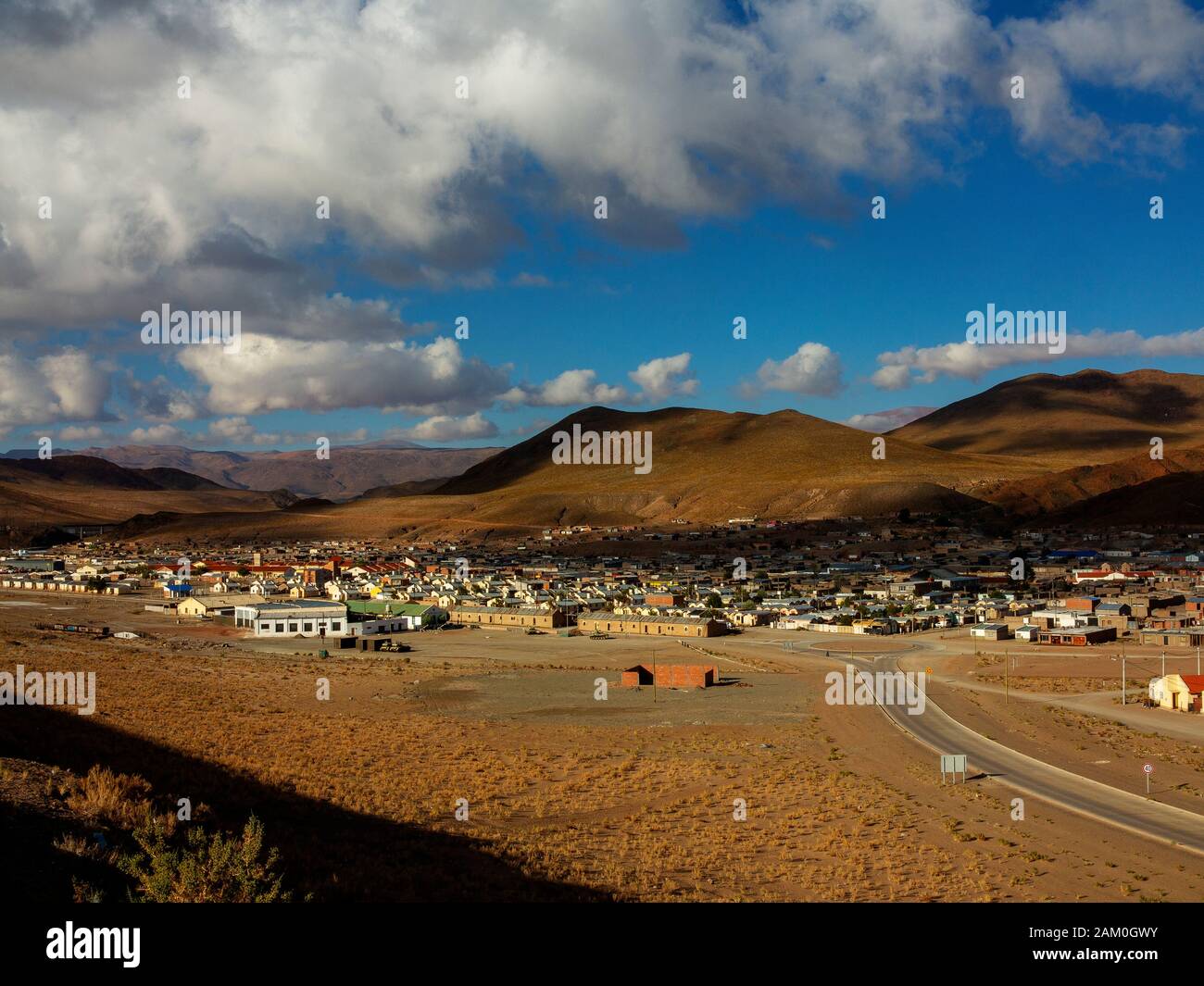 La cittadina di San Antonio de Los Cobres sul modo di Paso Sico sul confine del Cile, Argentina Foto Stock