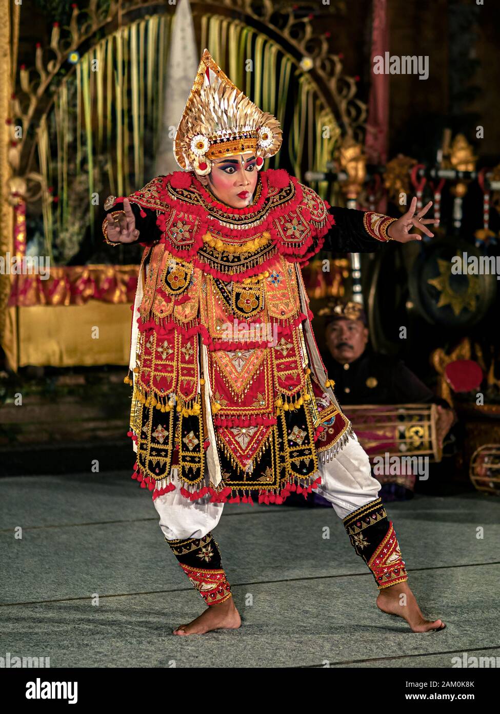 Giovane Balinese che esegue la danza del guerriero Baris indossando costumi tradizionali al tempio pura Saraswati a Ubud, Bali, Indonesia. Foto Stock