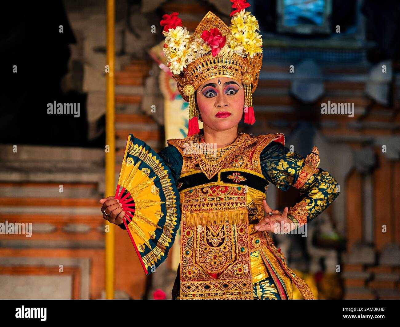 Ballerina balinese che esibisce danza Legong indossando costumi tradizionali al tempio pura Saraswati a Ubud, Bali, Indonesia. Foto Stock