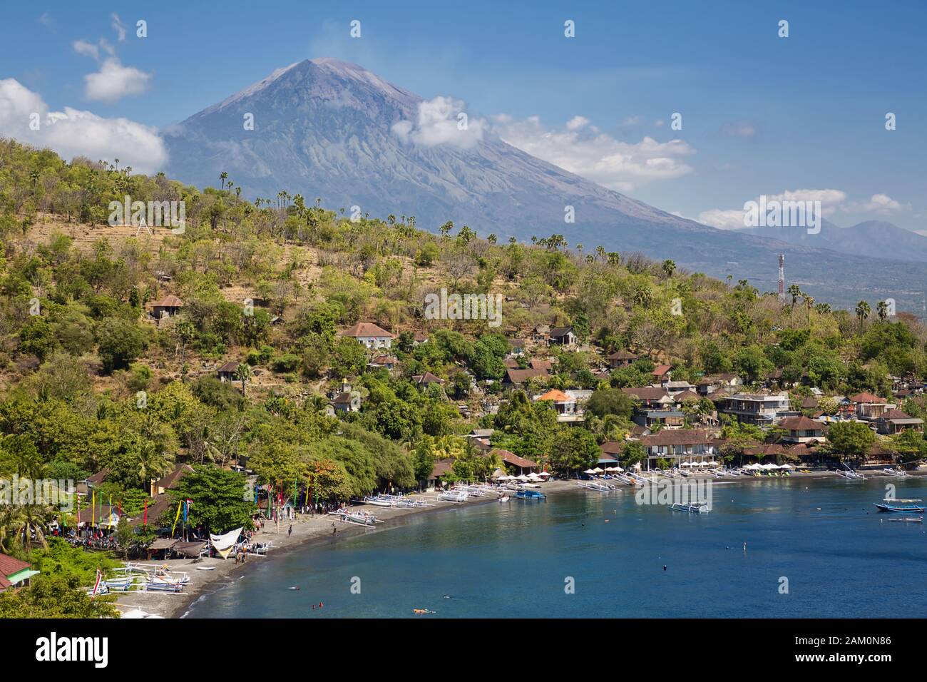 Jemeluk Bay nei pressi di Amed sulla costa orientale di Bali, con Mount Agung in background Foto Stock