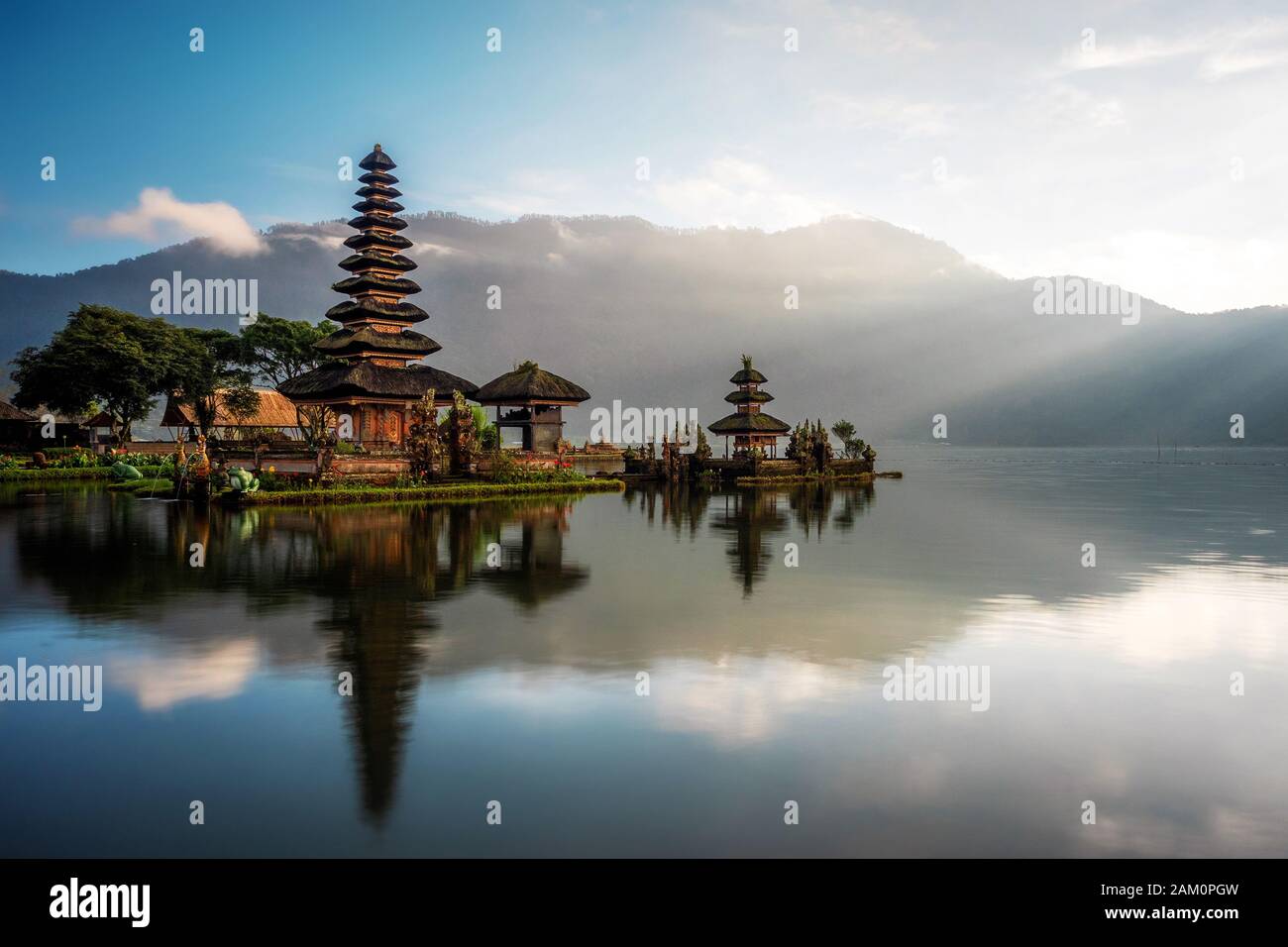 Bali, Indonesia, tempio di Ulun Danu Beratan all'alba. Foto Stock