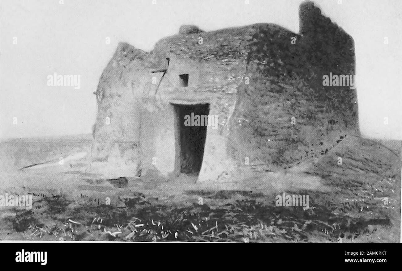 La Persia il passato e il presente; un libro di viaggio e di ricerca, con più di duecento illustrazioni e una mappa . og Tapah, o Gog Tepe, che giace un littleeast-sudest da Urumiah. È stato il quarto ash-moundthat ho visitato, ed è stato uno dei più grandi. Una chiesa cristiana,eretta dai nestoriani, corone ora il vertice di thisancient ash-hill e il ministro, sig. Morehatch, un AssyrianChristian nato vicino a Urumiah, mi ha detto che quando il workmenwere scavare per le fondamenta della chiesa essi cameacross una camera sotterranea costruita di pietra e scolpito containinga cilindro cavo tre o fo Foto Stock