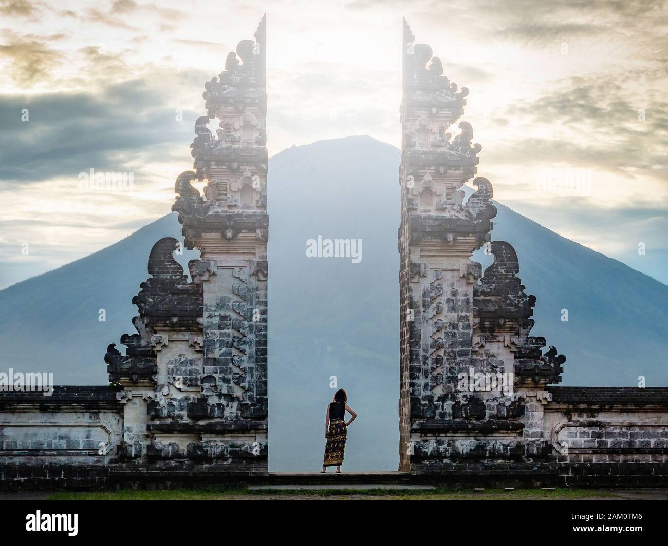 Viaggiatori che si trovano alle antiche porte del tempio pura Luhur Lempuyang a Bali, Indonesia. Foto Stock
