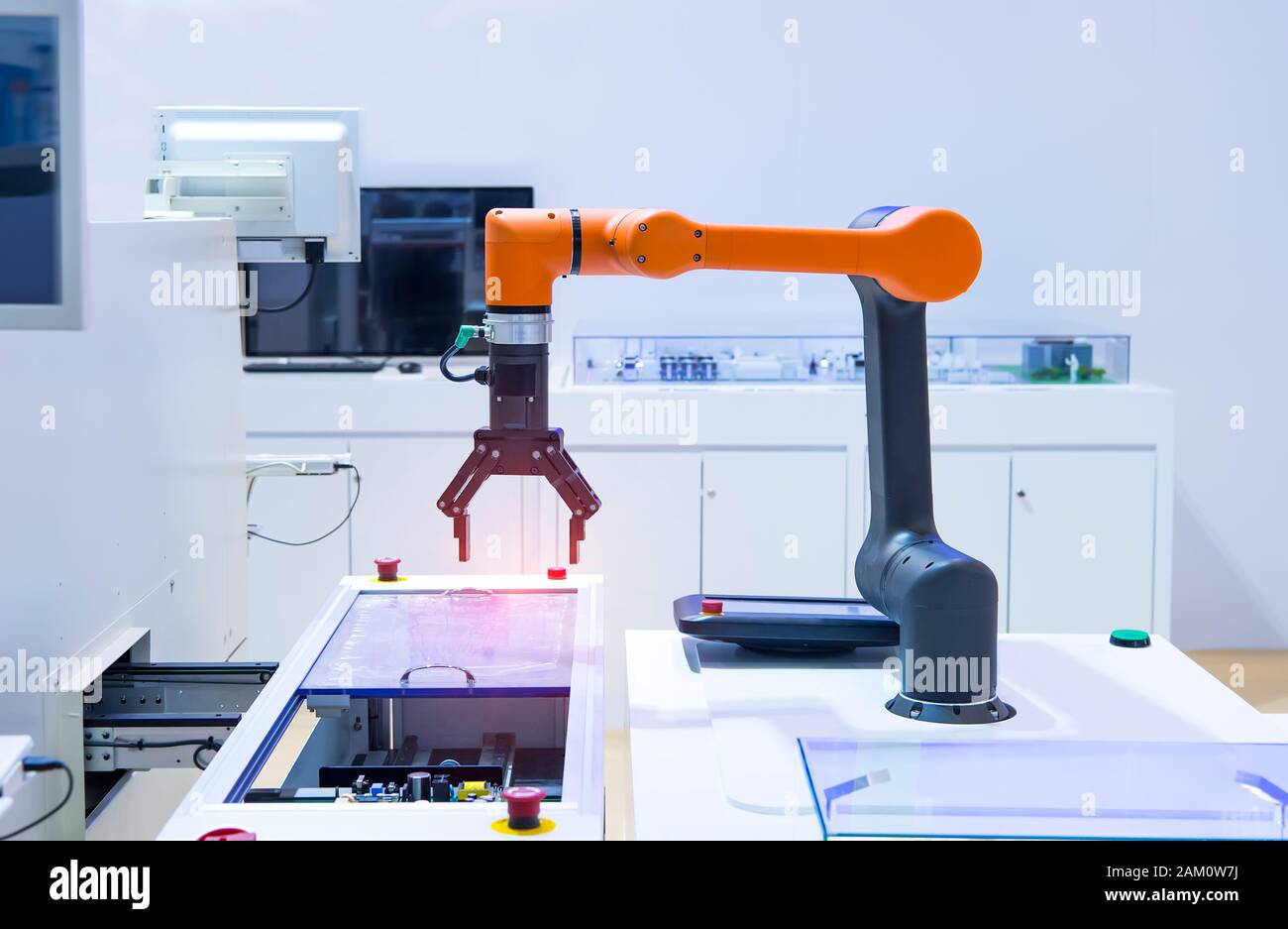 Il braccio di robot sta lavorando in modo intelligente nel reparto di produzione in intelligenza artificiale factory Foto Stock