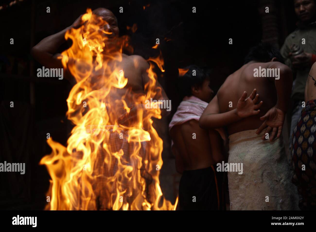 Kathmandu, Nepal. Decimo gen, 2020. Nepalese devoti indù scaldarsi dopo assunzione di santo bagno nel fiume Hanumante durante Madhav Narayan Festival o Swasthani Brata Katha festival a Bhaktapur, Nepal il Venerdì, 10 gennaio 2020. I devoti di andare in pellegrinaggio a vari templi, eseguire rituali religiosi, prendere un bagno santo nei fiumi e veloci per un mese, soprattutto fra le donne che credono che il digiuno aiuta nella loro famiglia e benessere o nel far loro un buon marito. (Foto di Subash Shrestha che/Pacific Stampa) Credito: Pacific Press Agency/Alamy Live News Foto Stock