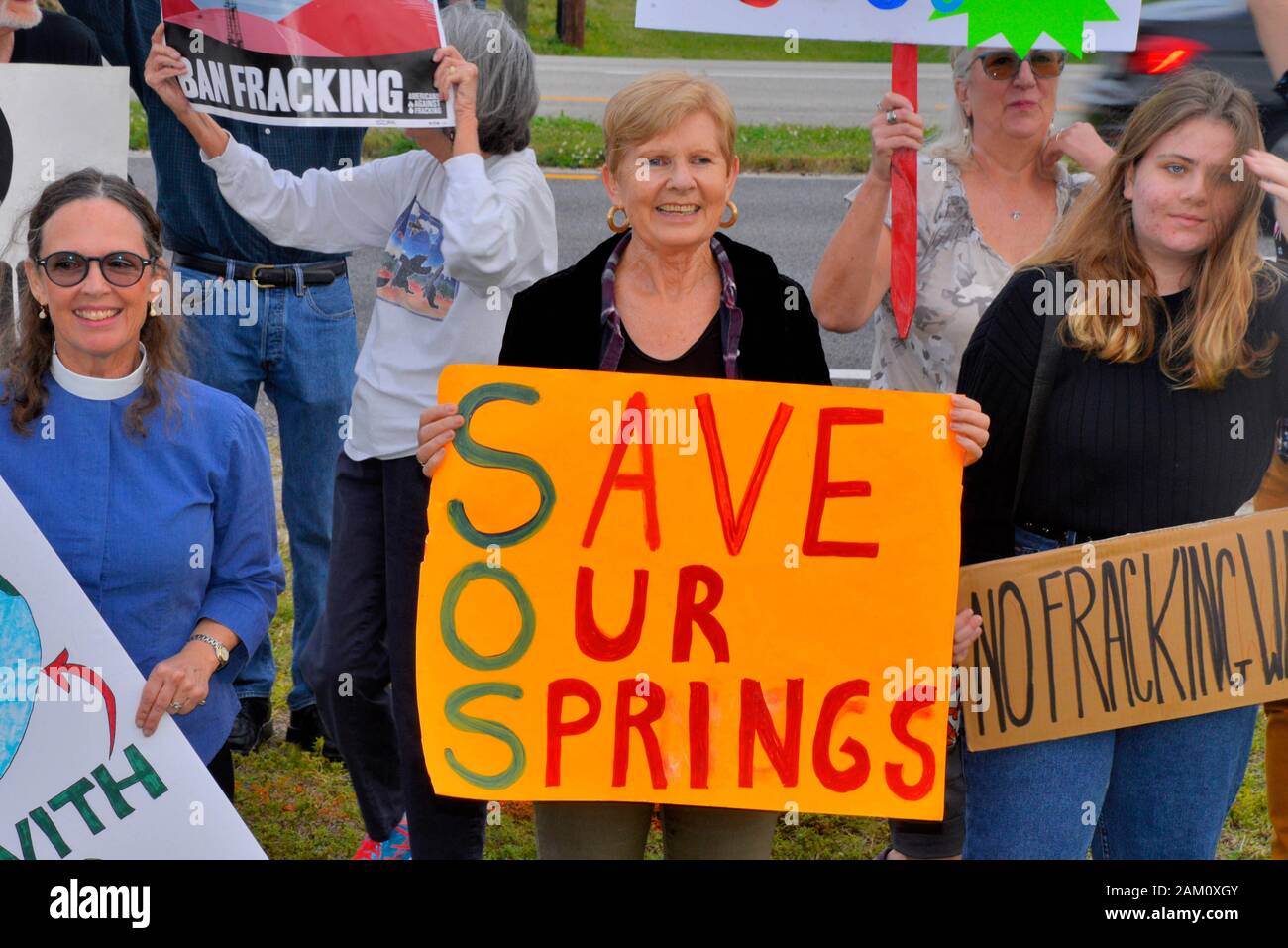 Rockledge, Florida, Stati Uniti d'America. Gennaio 10, 2020 Statewide rally ha coinciso con il primo anniversario della Florida e governatore di Ron DeSantis, Ordine esecutivo che consiglia il Dipartimento di Protezione Ambientale "opporsi fermamente" fracking nello Stato della Florida. Al di là del suggerimento dell'ordine, né il governatore né il legislatore hanno outrightly fracking vietati nell'anno passato. I manifestanti in tutto lo stato richiesto che DeSantis fare la sua campagna promessa una realtà ordinando un calcestruzzo fracking divieto a proteggere la salute pubblica e l'acqua in Florida. Credito foto Julian Porro/Alamy Live Foto Stock