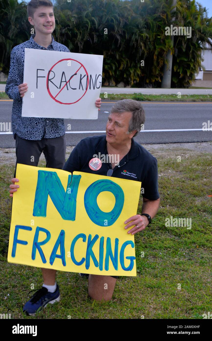 Rockledge, Florida, Stati Uniti d'America. Gennaio 10, 2020 Statewide rally ha coinciso con il primo anniversario della Florida e governatore di Ron DeSantis, Ordine esecutivo che consiglia il Dipartimento di Protezione Ambientale "opporsi fermamente" fracking nello Stato della Florida. Al di là del suggerimento dell'ordine, né il governatore né il legislatore hanno outrightly fracking vietati nell'anno passato. I manifestanti in tutto lo stato richiesto che DeSantis fare la sua campagna promessa una realtà ordinando un calcestruzzo fracking divieto a proteggere la salute pubblica e l'acqua in Florida. Credito foto Julian Porro/Alamy Live Foto Stock