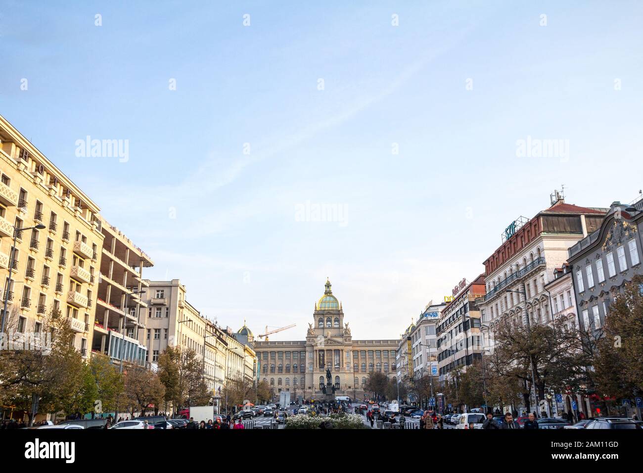 Praga, CECHIA - 31 OTTOBRE 2019: I turisti che passano e si trovano sulla piazza Vaclaske Namesti, o Venceslao, con il Museo Nazionale (Narodni Muzeu Foto Stock