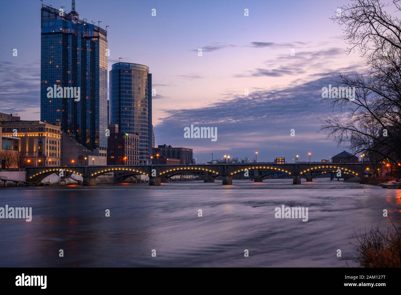 Ponte sul Grand River nel centro di Grand Rapids, Michigan Foto Stock