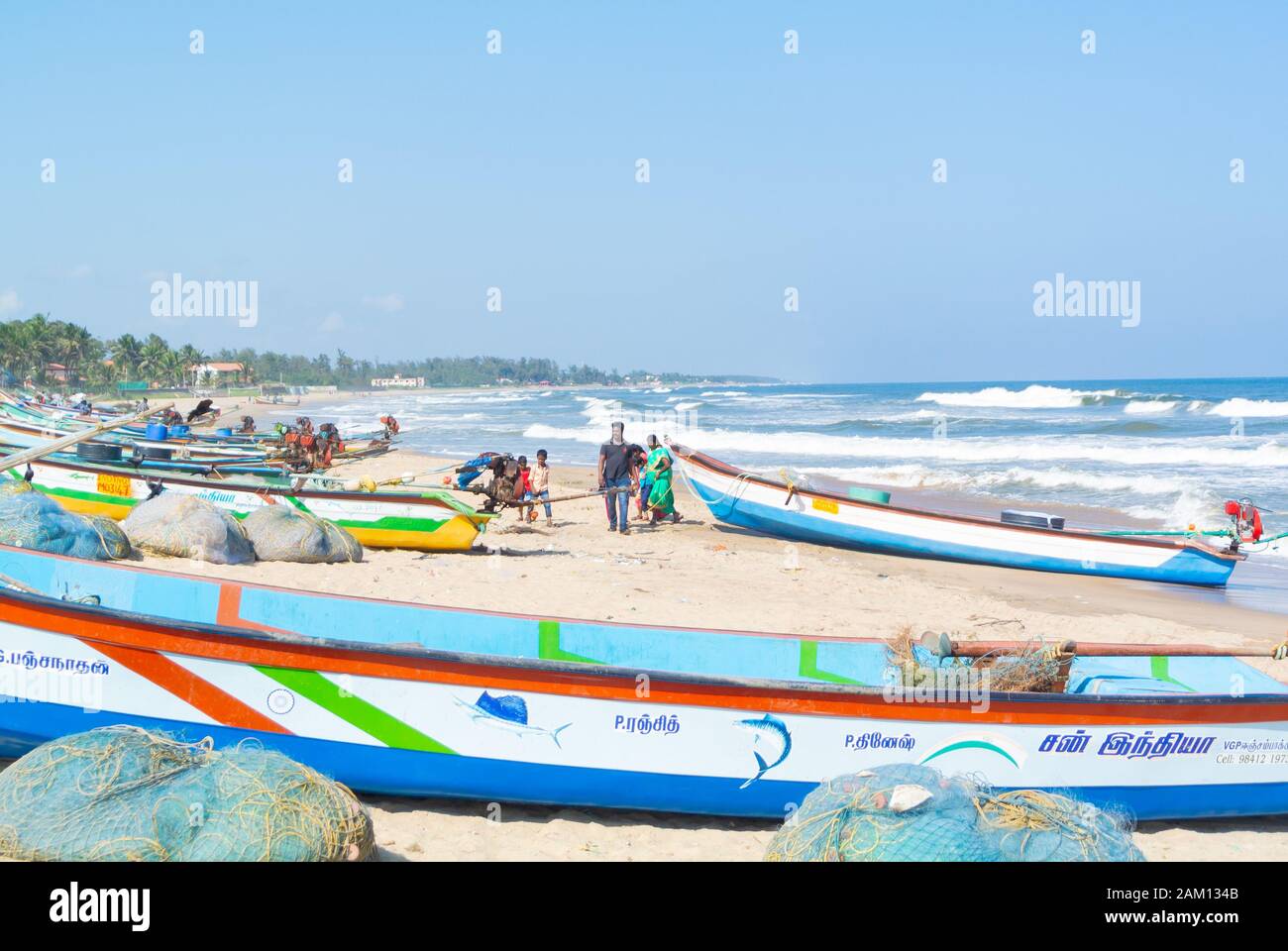 Barche Di Pescatori Sulla Spiaggia Di Mahabalipuram, Tamil Nadu, India Del Sud, Tamil Nadu, India Del Sud Foto Stock