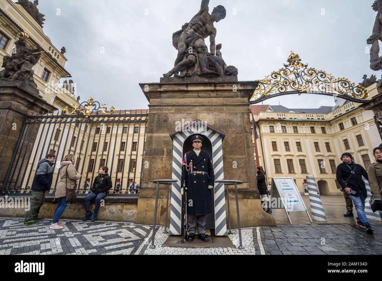 Praga, CECHIA - 2 NOVEMBRE 2019: Guardia del Castello di Praga, chiamata anche Hradni Straz, in uniforme con il suo fucile di fronte al Castello. Hradni S Foto Stock