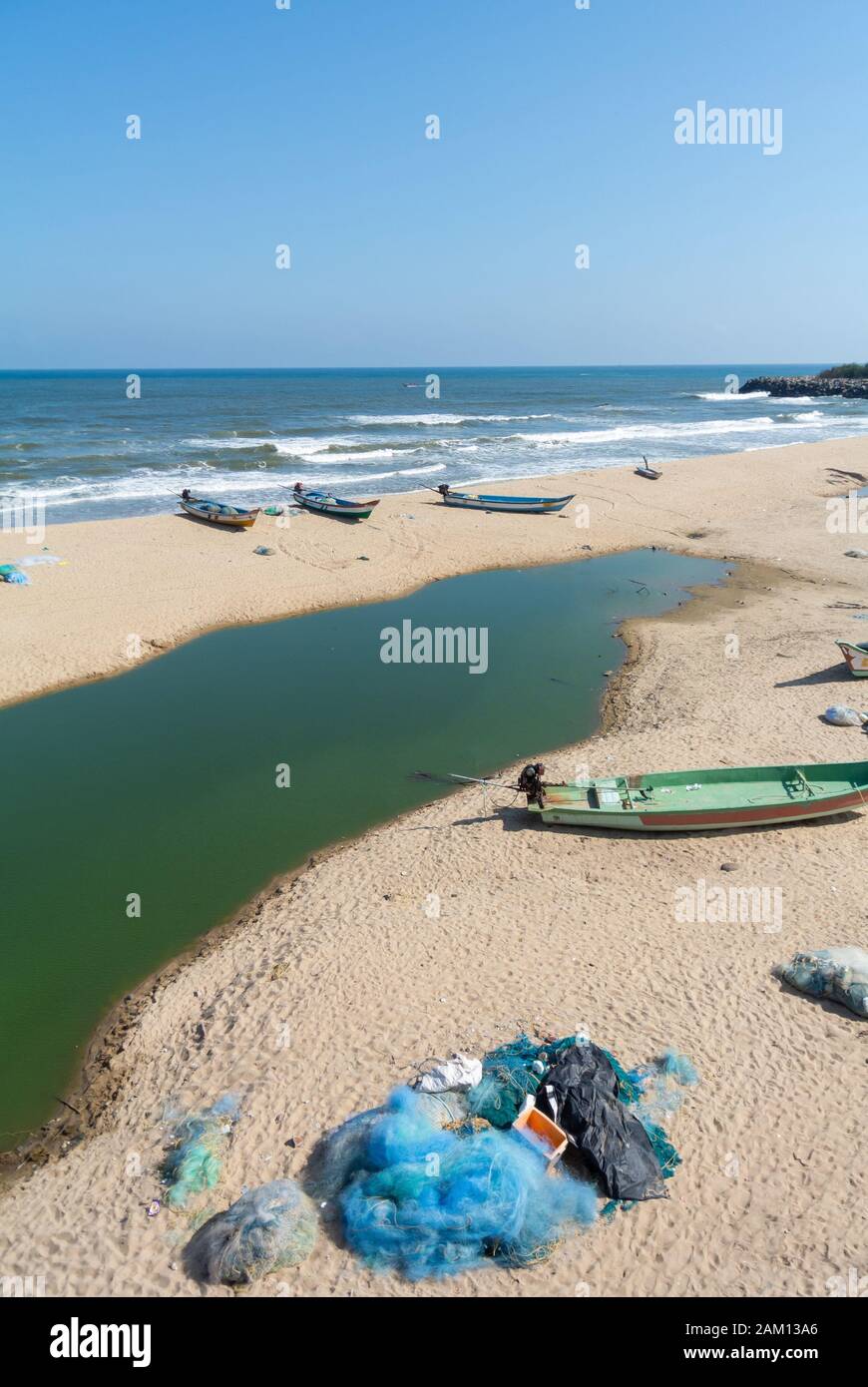 Barche Di Pescatori Sulla Spiaggia Di Mahabalipuram, Tamil Nadu, India Del Sud, Tamil Nadu, India Del Sud Foto Stock