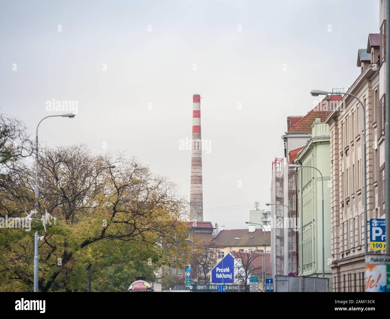 Brno, CECHIA - 5 NOVEMBRE 2019: Camino di mattoni da una fabbrica industriale risalente alla rivoluzione industriale presa nelle strade di Brno, Th Foto Stock