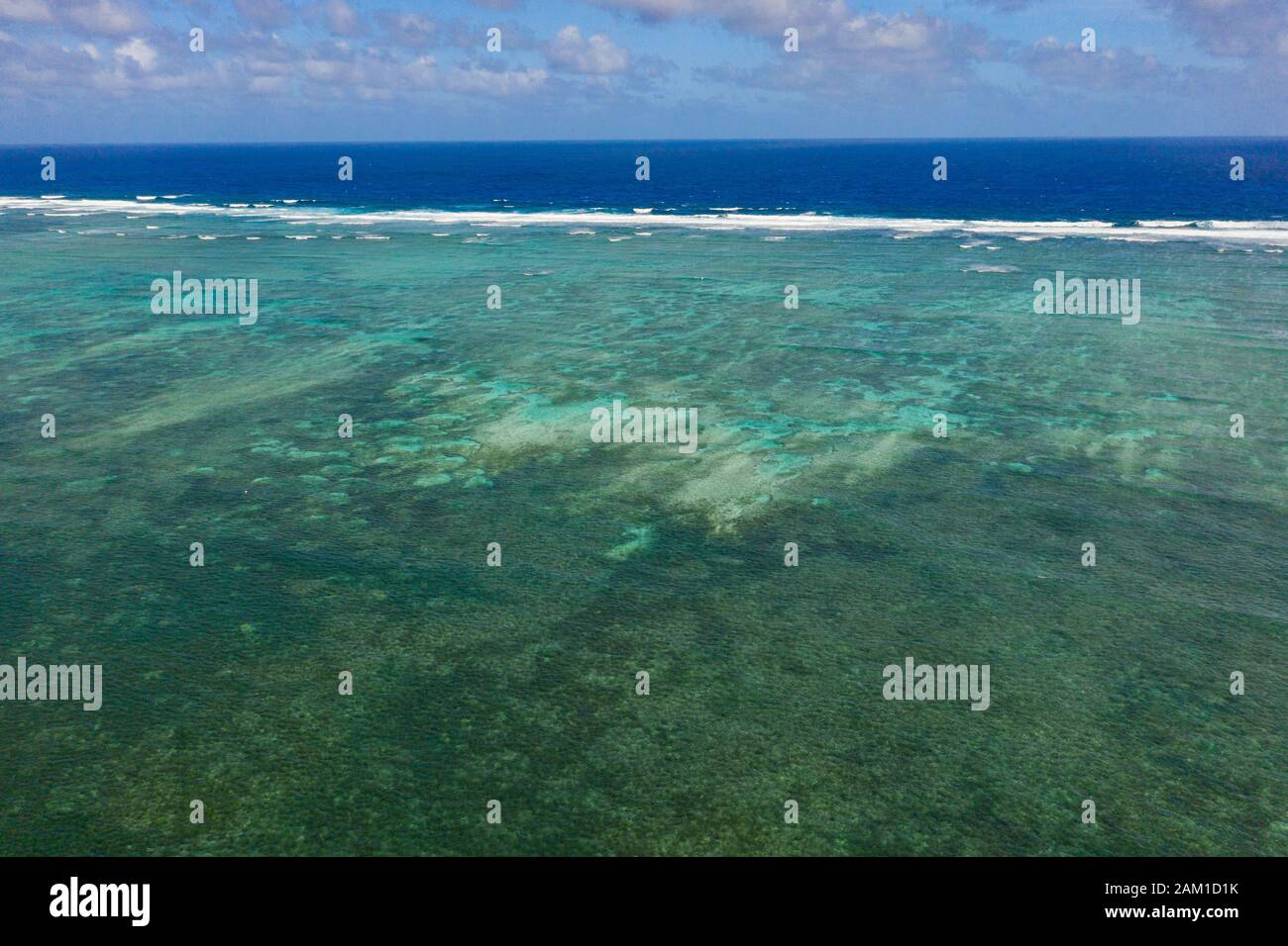 Vista aerea delle onde che si infrangono su una barriera corallina offshore. Alegria, Isola di Siargao, Filippine Foto Stock
