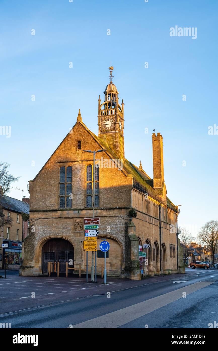 Redesdale Market Hall sulla high street nel giorno di Natale del mattino. Moreton in Marsh, Cotswolds, Gloucestershire, Inghilterra Foto Stock