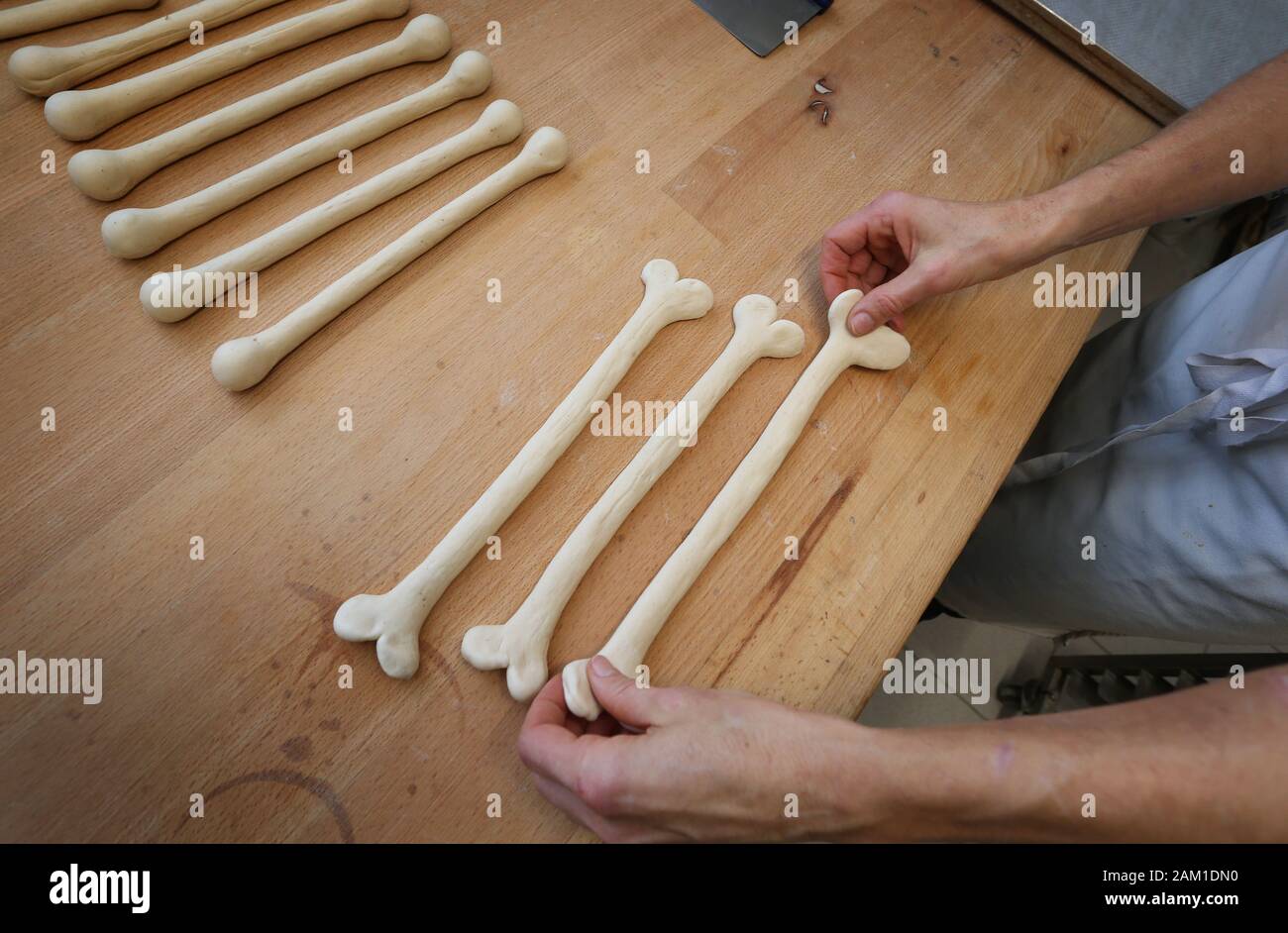Irsee, Germania. 08 gen, 2020. Gudrun Koneberg, master baker, forme lye dolci in forma di ossa nel panificio del suo panificio. Il panificio si trova vicino al sito in cui le ossa del primate Udo, che sono circa 11,6 milioni di anni, sono stati trovati. (A DPA: 'News dal grande ape Udo - i primati sono ora disponibili come pretzel') Credito: Karl-Josef Hildenbrand/dpa/Alamy Live News Foto Stock