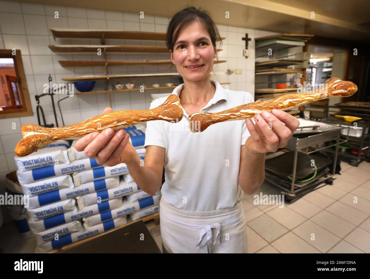 Irsee, Germania. 08 gen, 2020. Gudrun Koneberg, master baker, mantiene lye dolci in forma di ossa nel panificio del suo panificio. Il panificio si trova vicino al sito in cui le ossa del primate Udo, che sono circa 11,6 milioni di anni, sono stati trovati. (A DPA: 'News dal grande ape Udo - i primati sono ora disponibili come pretzel') Credito: Karl-Josef Hildenbrand/dpa/Alamy Live News Foto Stock