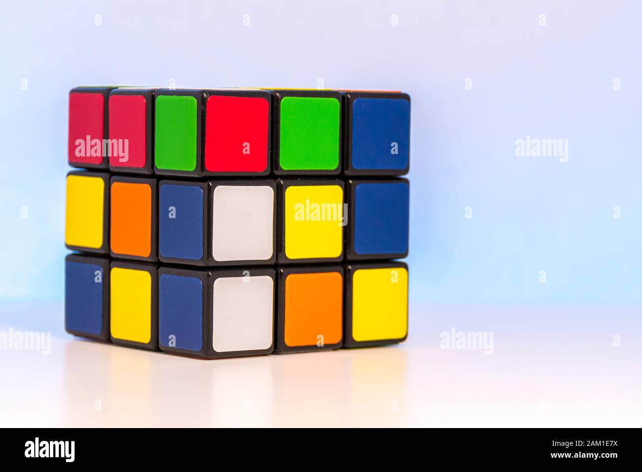 Cubo magico per la risoluzione dei problemi su sfondo azzurro Foto Stock