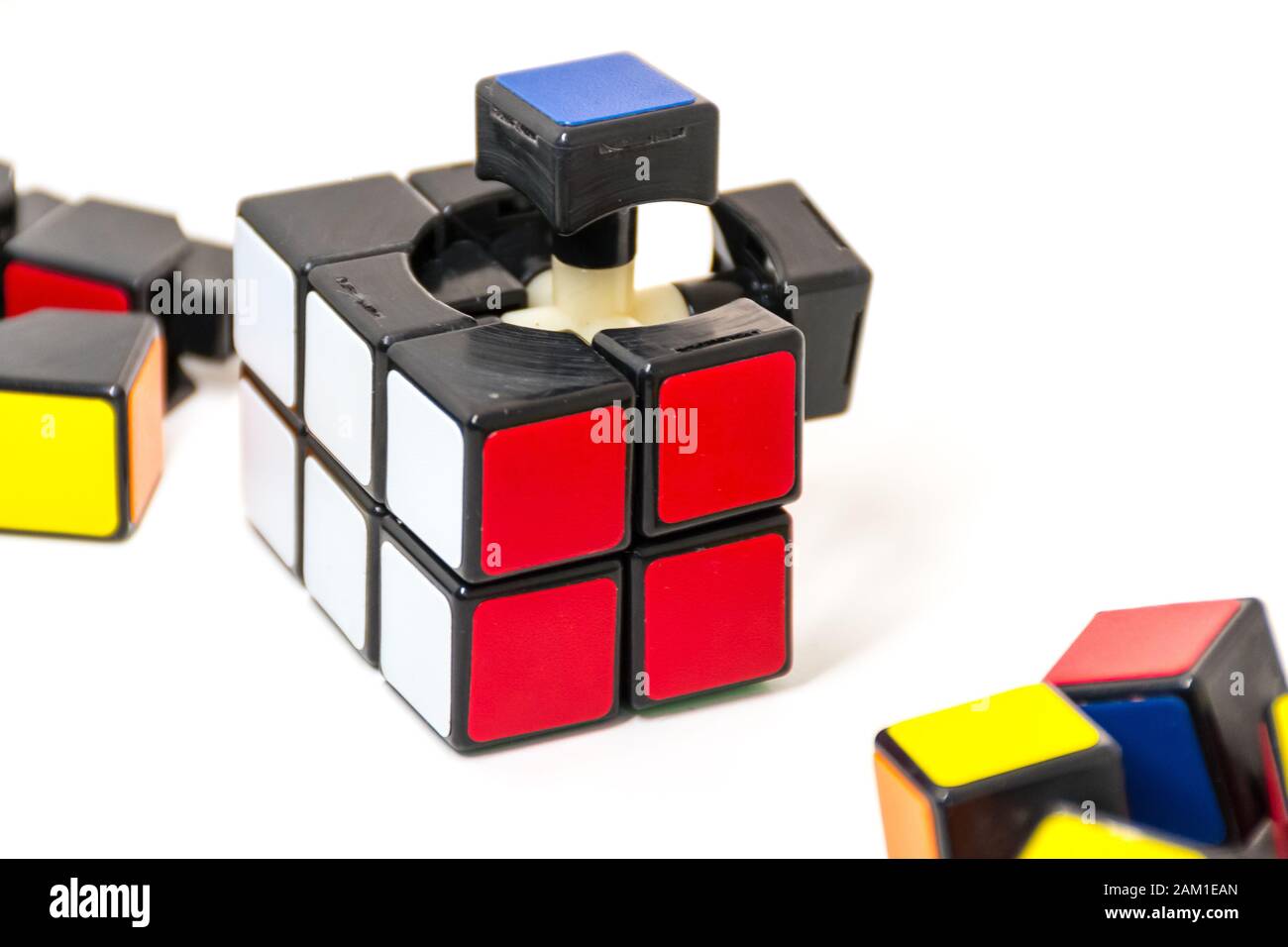 Pezzi di cubo magico per risolvere problemi su sfondo bianco Foto Stock