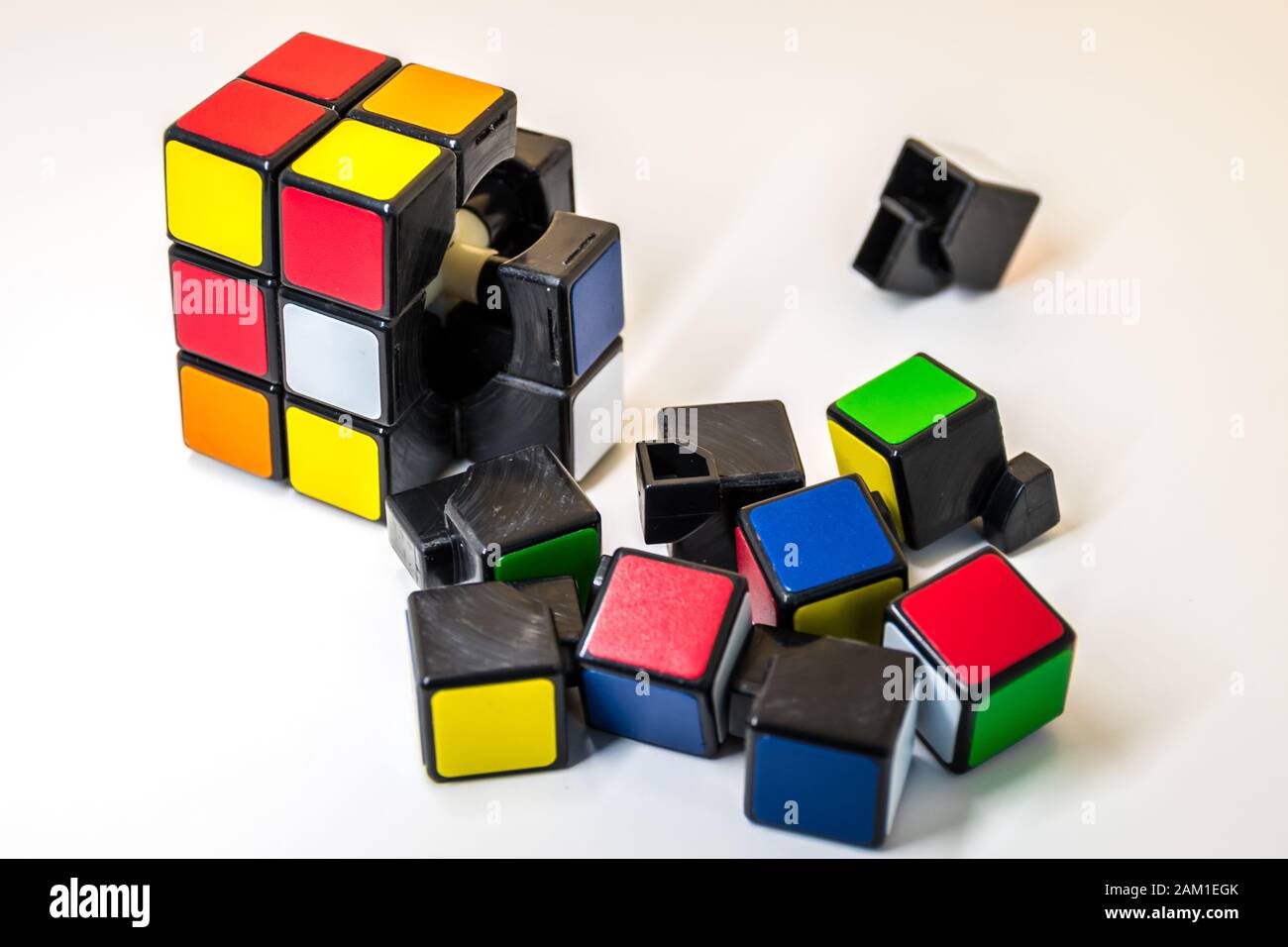 Cubo magico colorato rotto per risolvere i problemi Foto Stock
