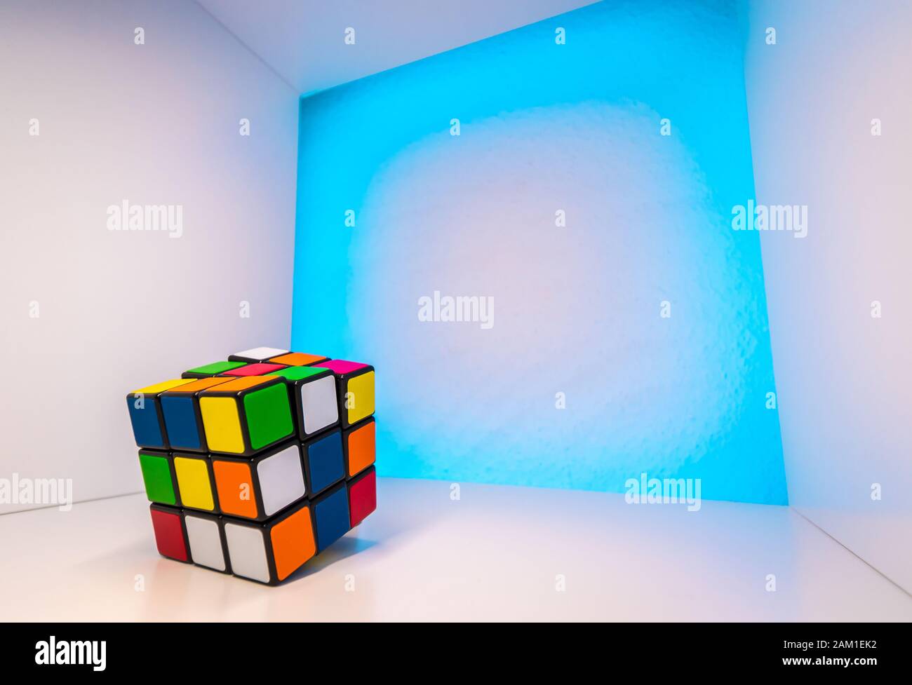 Cubo magico per risolvere i problemi all'interno di un cubo Foto Stock